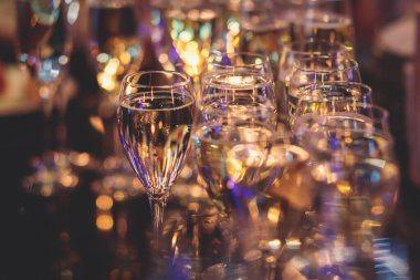 Yemek masasında alkol alımı, barmen içecekleri doldurması, bir partide değişik renkte alkol kokteylleri, martini, votka, ve diğerleri süslü ziyafet masasında.