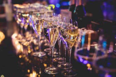 Yemek masasında alkol alımı, barmen içecekleri doldurması, bir partide değişik renkte alkol kokteylleri, martini, votka, ve diğerleri süslü ziyafet masasında.