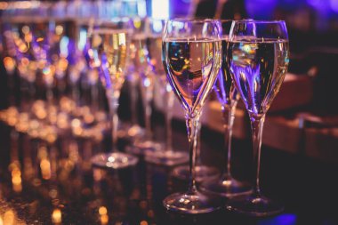 Yemek masasında alkol alımı, barmen içecekleri doldurması, bir partide değişik renkte alkol kokteylleri, martini, votka, ve diğerleri süslü ziyafet masasında.