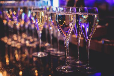 Yemek masasında alkol alımı, barmen içecekleri doldurması, bir partide değişik renkte alkol kokteylleri, martini, votka, ve diğerleri süslü ziyafet masasında.