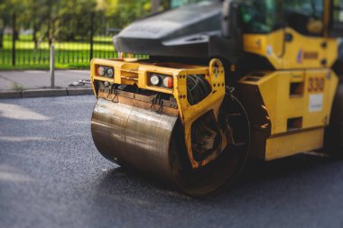 İnşaat ve onarım çalışmaları sırasında asfaltlama, asfalt kaldırım ve kaldırım, asfalt kaldırım makinesi ve buhar silindiri sıkıştırma, inşaat ve onarım çalışmaları, inşaat alanında çalışan işçiler, kiralık araç