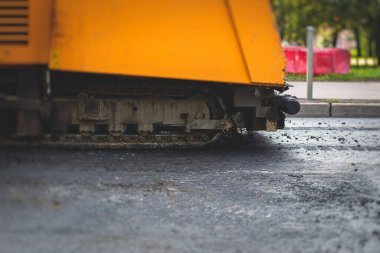 İnşaat ve onarım çalışmaları sırasında asfaltlama, asfalt kaldırım ve kaldırım, asfalt kaldırım makinesi ve buhar silindiri sıkıştırma, inşaat ve onarım çalışmaları, inşaat alanında çalışan işçiler, kiralık araç