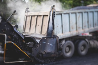 İnşaat ve onarım çalışmaları sırasında asfaltlama, asfalt kaldırım ve kaldırım, asfalt kaldırım makinesi ve buhar silindiri sıkıştırma, inşaat ve onarım çalışmaları, inşaat alanında çalışan işçiler, kiralık araç