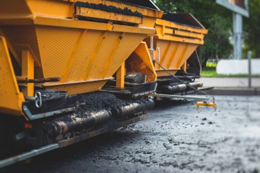 İnşaat ve onarım çalışmaları sırasında asfaltlama, asfalt kaldırım ve kaldırım, asfalt kaldırım makinesi ve buhar silindiri sıkıştırma, inşaat ve onarım çalışmaları, inşaat alanında çalışan işçiler, kiralık araç