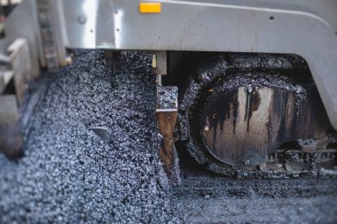 İnşaat ve onarım çalışmaları sırasında asfaltlama, asfalt kaldırım ve kaldırım, asfalt kaldırım makinesi ve buhar silindiri sıkıştırma, inşaat ve onarım çalışmaları, inşaat alanında çalışan işçiler, kiralık araç