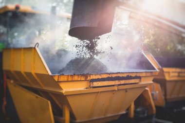 İnşaat ve onarım çalışmaları sırasında asfaltlama, asfalt kaldırım ve kaldırım, asfalt kaldırım makinesi ve buhar silindiri sıkıştırma, inşaat ve onarım çalışmaları, inşaat alanında çalışan işçiler, kiralık araç