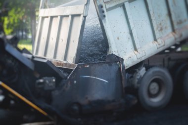 İnşaat ve onarım çalışmaları sırasında asfaltlama, asfalt kaldırım ve kaldırım, asfalt kaldırım makinesi ve buhar silindiri sıkıştırma, inşaat ve onarım çalışmaları, inşaat alanında çalışan işçiler, kiralık araç