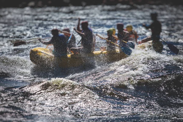 急流で極端なウォータースポーツをラフティングホワイトウォーター中のボート 川でカヤックやカヌー 水の大きなスプラッシュとウォータースポーツチーム — ストック写真