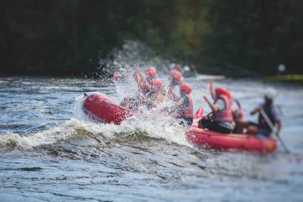急流で極端なウォータースポーツをラフティングホワイトウォーター中のボート 川でカヤックやカヌー 水の大きなスプラッシュとウォータースポーツチーム — ストック写真