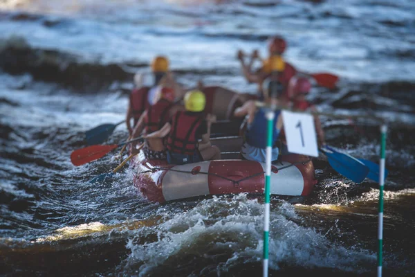 Raft Łodzi Podczas Spływu Whitewater Ekstremalnych Sportów Wodnych Rzekach Kajakarstwo — Zdjęcie stockowe