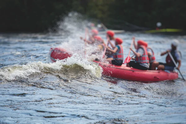 Raft Łodzi Podczas Spływu Whitewater Ekstremalnych Sportów Wodnych Rzekach Kajakarstwo — Zdjęcie stockowe