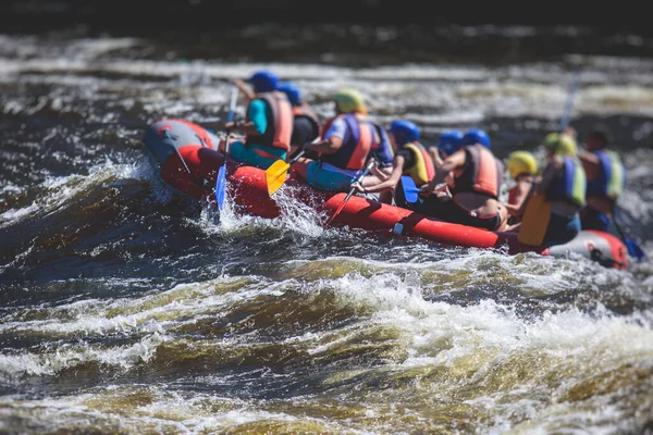 Beyaz su raftingi sırasında botlar su akıntıları üzerinde ekstrem su sporları, nehirde kano ve kano, su sporları ekibi ve büyük bir su sıçraması.