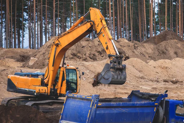 Gele Zware Graafmachine Bulldozer Graven Zand Werken Tijdens Wegenwerken Lossen — Stockfoto