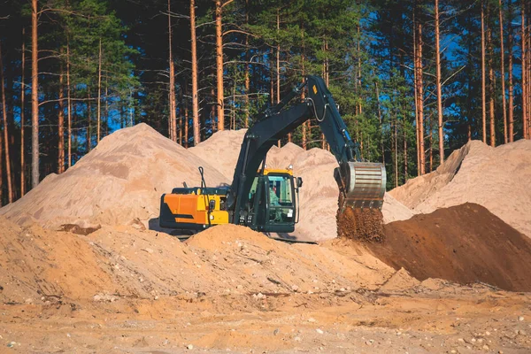 Gele Zware Graafmachine Bulldozer Graven Zand Werken Tijdens Wegenwerken Lossen — Stockfoto