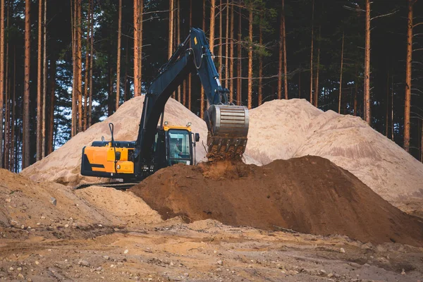 Gele Zware Graafmachine Bulldozer Graven Zand Werken Tijdens Wegenwerken Lossen — Stockfoto