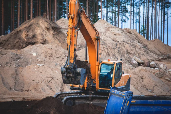 Escavadora Pesada Amarela Escavadora Escavando Areia Trabalhando Durante Obras Rodoviárias — Fotografia de Stock