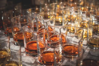 Bir partide, viski, viski, viski, viski, viski, konyak, brendi ve diğer kokteyller, bardaki tezgahta duran bardaklar.