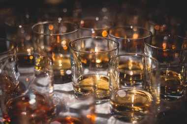 Bir partide, viski, viski, viski, viski, viski, konyak, brendi ve diğer kokteyller, bardaki tezgahta duran bardaklar.