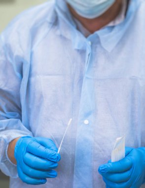 Sıhhiye, COVID-19 pamuk toplama kiti, tüp OP NP hasta numunesi almak için hızlı koronavirüs testi süreci, test tamamlandı, hasta korona testi alıyor.