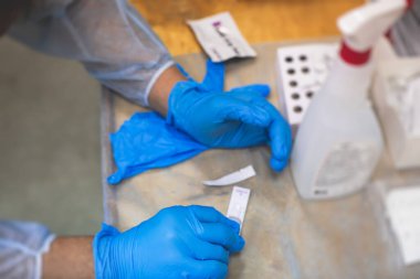 Sıhhiye, COVID-19 pamuk toplama kiti, tüp OP NP hasta numunesi almak için hızlı koronavirüs testi süreci, test tamamlandı, hasta korona testi alıyor.