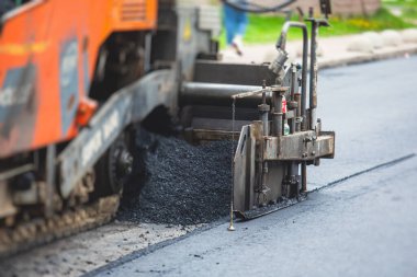 İnşaat ve onarım çalışmaları sırasında asfaltlama, asfalt kaldırım ve kaldırım, asfalt kaldırım makinesi ve buhar silindiri sıkıştırma, inşaat alanında çalışan işçiler, kiralık araç kiralama