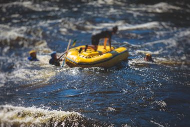 Tekne rafting sırasında ters dönmüş. Erkek boğulma, başarısızlık ve problem çözme konsepti, takım çalışması ve hayatta kalma, kano kullanırken ve kano kullanırken tekne kazası.