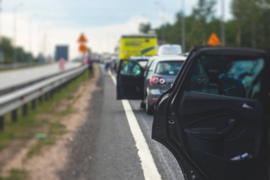 Çoklu şeritli bir otoyolda trafik sıkışıklığı, yol onarımı sırasında yol kapanması bakım işleri, araçlarının dışındaki sürücüler, kamyonlar ve kamyonlar, geçici olarak kapanan yollar.