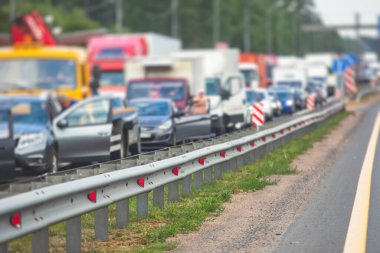 Çoklu şeritli bir otoyolda trafik sıkışıklığı, yol onarımı sırasında yol kapanması bakım işleri, araçlarının dışındaki sürücüler, kamyonlar ve kamyonlar, geçici olarak kapanan yollar.