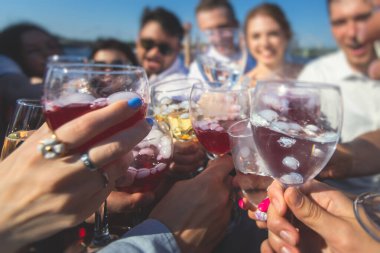 İnsanlar yılbaşı partisinde ya da düğün resepsiyonunda restoranda kutlama yapıp kadehlerini kaldırıyor, alkol bardaklarıyla kadeh kaldırıyor, şarap ve şampanya içiyor.