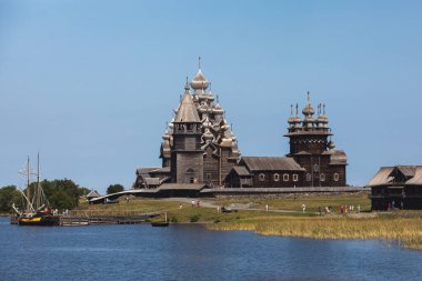 Kizhi Adası ve Kizhi Pogost ahşap kilise açık hava müzesi, Onega Gölü 'nün canlı yaz günü manzarası, Medvezhyegorsky Bölgesi, Karelia Cumhuriyeti, Rusya