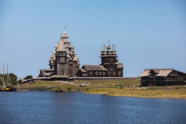 Kizhi Adası ve Kizhi Pogost ahşap kilise açık hava müzesi, Onega Gölü 'nün canlı yaz günü manzarası, Medvezhyegorsky Bölgesi, Karelia Cumhuriyeti, Rusya