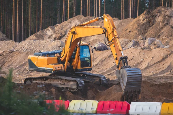 Gele Zware Graafmachine Bulldozer Graven Zand Werken Tijdens Wegenwerken Lossen — Stockfoto