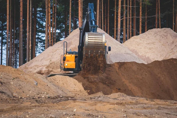 Gele Zware Graafmachine Bulldozer Graven Zand Werken Tijdens Wegenwerken Lossen — Stockfoto