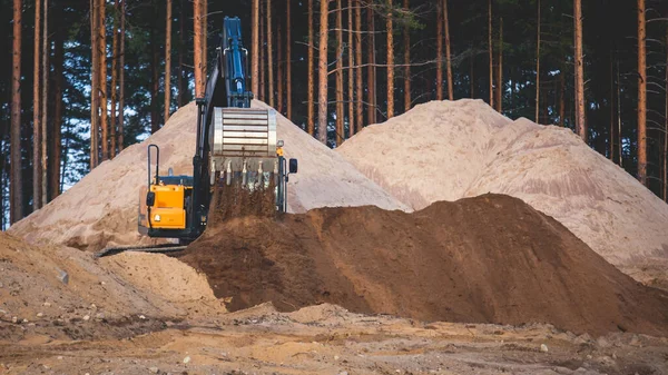 Gele Zware Graafmachine Bulldozer Graven Zand Werken Tijdens Wegenwerken Lossen — Stockfoto