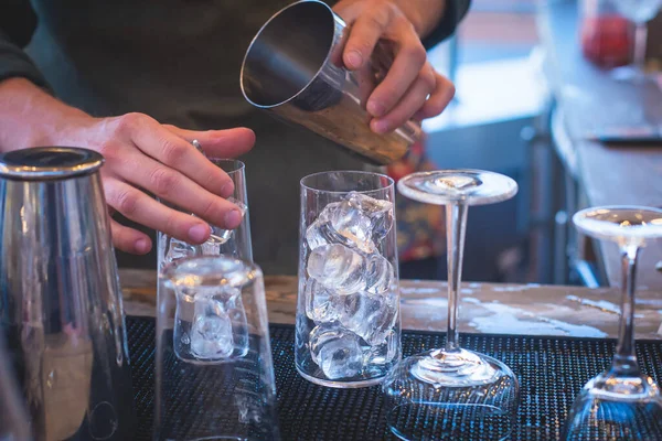 Barista Fronte Una Bella Fila Cocktail Alcolici Diversi Colori Una — Foto Stock