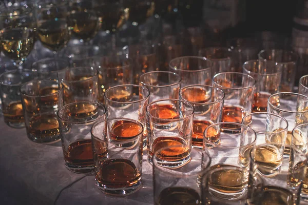 Όμορφη Σειρά Από Διαφορετικά Χρωματιστά Ποτά Αλκοόλ Ένα Πάρτι Ουίσκι — Φωτογραφία Αρχείου