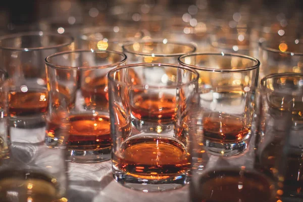 Όμορφη Σειρά Από Διαφορετικά Χρωματιστά Ποτά Αλκοόλ Ένα Πάρτι Ουίσκι — Φωτογραφία Αρχείου