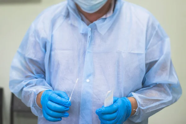 医療による高速コロナウイルス検査のプロセス Covid 19スワブ収集キット Np患者検体を採取するためのチューブ 実施された検査 コロナ検査を受ける患者 — ストック写真