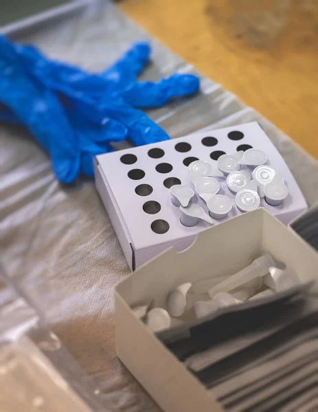 Διαδικασία Ταχείας Εξέτασης Των Δοκιμασιών Του Coronavirus Από Γιατρό Κιτ — Φωτογραφία Αρχείου