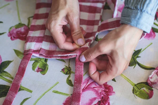 Процесс Зашивания Платья Брюк Дома Зашивания Ткани Швейной Машинке Зашивания — стоковое фото