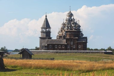 Kizhi Adası ve Kizhi Pogost ahşap kilise açık hava müzesi, Onega Gölü 'nün canlı yaz günü manzarası, Medvezhyegorsky Bölgesi, Karelia Cumhuriyeti, Rusya
