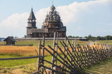 Kizhi Adası ve Kizhi Pogost ahşap kilise açık hava müzesi, Onega Gölü 'nün canlı yaz günü manzarası, Medvezhyegorsky Bölgesi, Karelia Cumhuriyeti, Rusya