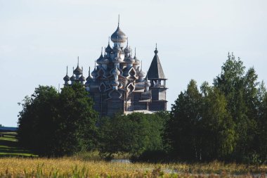 Kizhi Adası ve Kizhi Pogost ahşap kilise açık hava müzesi, Onega Gölü 'nün canlı yaz günü manzarası, Medvezhyegorsky Bölgesi, Karelia Cumhuriyeti, Rusya