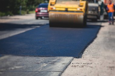 Asfaltlama ve asfalt kaldırım, asfalt kaldırım makinesi ve yol yapımı ve onarım çalışmaları sırasında buharlı yol silindiri, yeni yol inşaatında çalışan işçiler, yazın katman yerleştirme