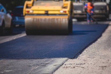 Asfaltlama ve asfalt kaldırım, asfalt kaldırım makinesi ve yol yapımı ve onarım çalışmaları sırasında buharlı yol silindiri, yeni yol inşaatında çalışan işçiler, yazın katman yerleştirme