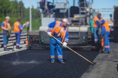 Asfaltlama ve asfalt kaldırım, asfalt kaldırım makinesi ve yol yapımı ve onarım çalışmaları sırasında buharlı yol silindiri, yeni yol inşaatında çalışan işçiler, yazın katman yerleştirme