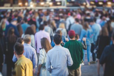 Sahne ışıklarıyla dolu kalabalık bir konser salonu, canlı gösteri performansı, insanların silueti, bir konser sırasında dans pisti.