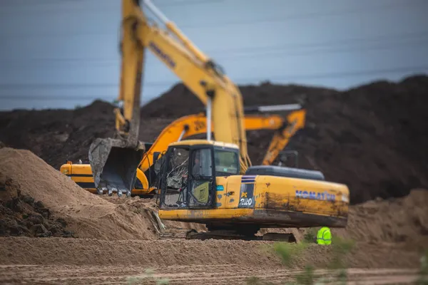 Gele Zware Graafmachine Bulldozer Die Zand Opgraven Werken Tijdens Wegwerkzaamheden — Stockfoto