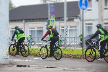 Şehir sokaklarındaki bisiklet yarışı, bisiklet yarışındaki bir grup bisikletçiyle bisiklet yarışı, bisiklet yolundaki motosikletçi takımı...