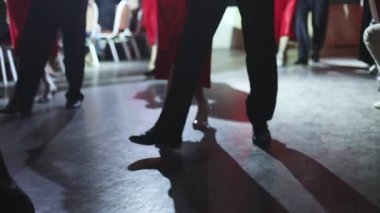 Genç çiftlerin dans ayakkabıları balo salonunda geleneksel Latin dansı milongası, tango salsa bachata kizomba dersi, dans festivali, ahşap zemin, ayakkabı manzarası.